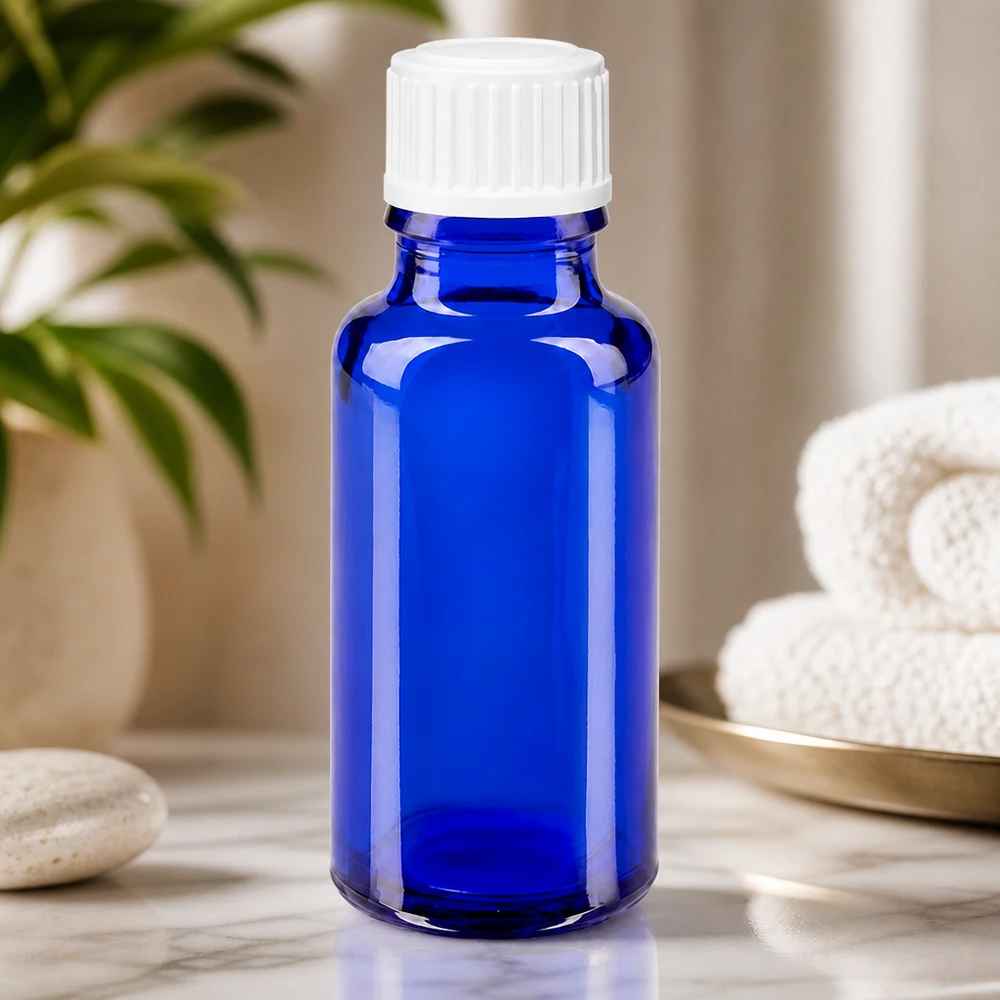 Frasco de farmácia azul 20ml tampa de rosca branco globules standard Frasco de vidro azul de 20 ml, tipo farmacêutico, com tampa conta-gotas branca sobre fundo de mármore