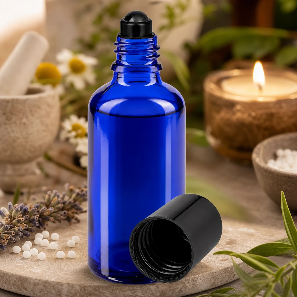Frasco roll-on de 50 ml em vidro com proteção UV, na cor azul cobalto, com aplicador esférico preto, aberto