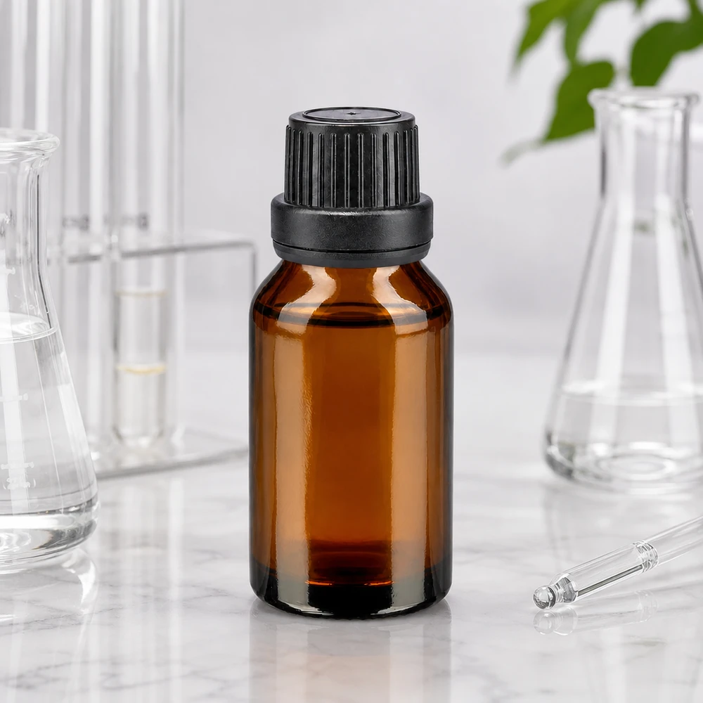 Frasco de farmácia castanho 30ml com tampa de rosca preta com fecho inviolável Frasco de farmácia de 30 ml, de vidro castanho, com tampa OV preta de 11 mm, em ambiente de laboratório com frasco de Erlenmeyer