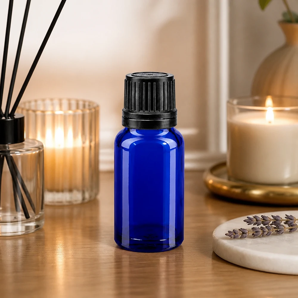 Pequeno frasco de vidro de farmácia de 10 ml, azul, com tampa conta-gotas preta, para aromaterapia e óleos