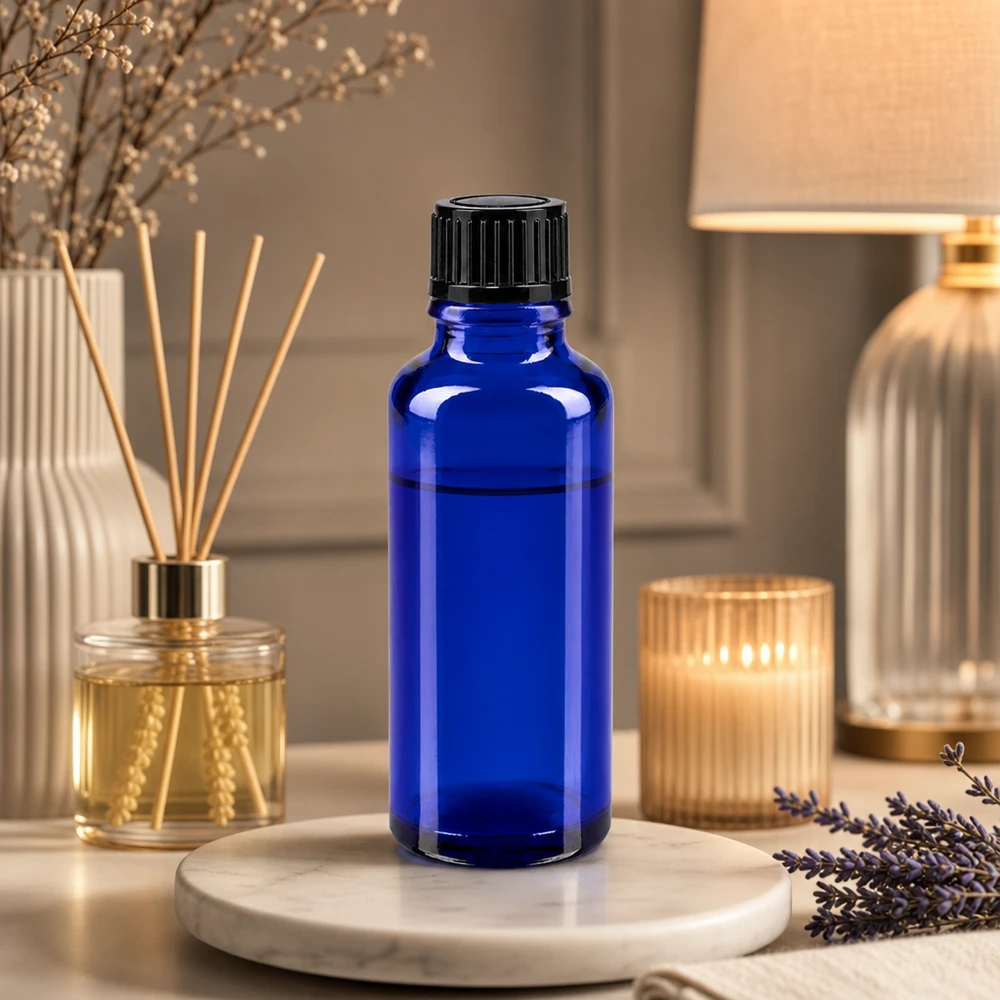 Frasco de farmácia azul 30ml tampa conta-gotas 1mm preto standard Frasco de vidro de farmácia azul de 30 ml com tampa conta-gotas preta, ao lado de lavanda e de um difusor de aroma para ambientes