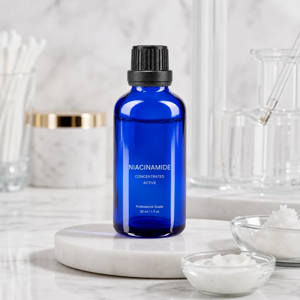 Frasco azul de 50 ml de sérum de niacinamida com tampa preta, sobre uma bandeja de mármore num ambiente de laboratório