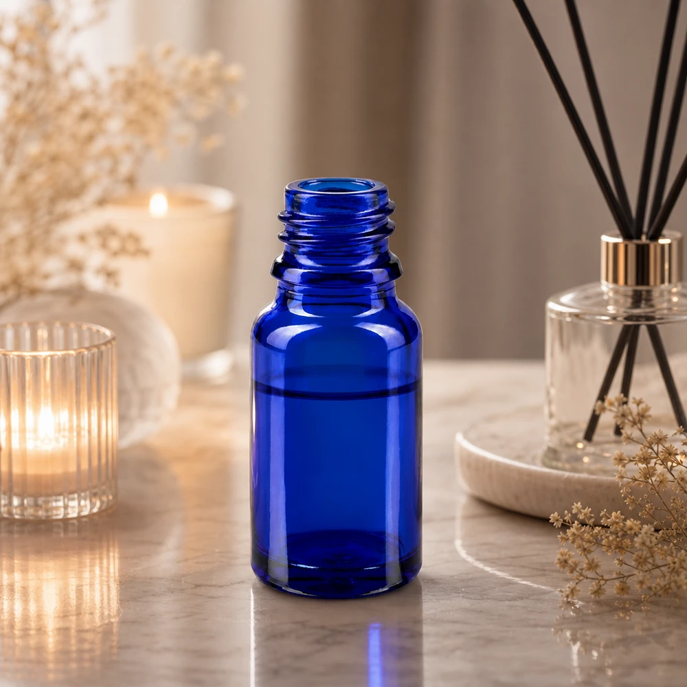 Pequeno frasco de vidro de 10 ml em azul para uma dosagem precisa de medicamentos e remédios naturais