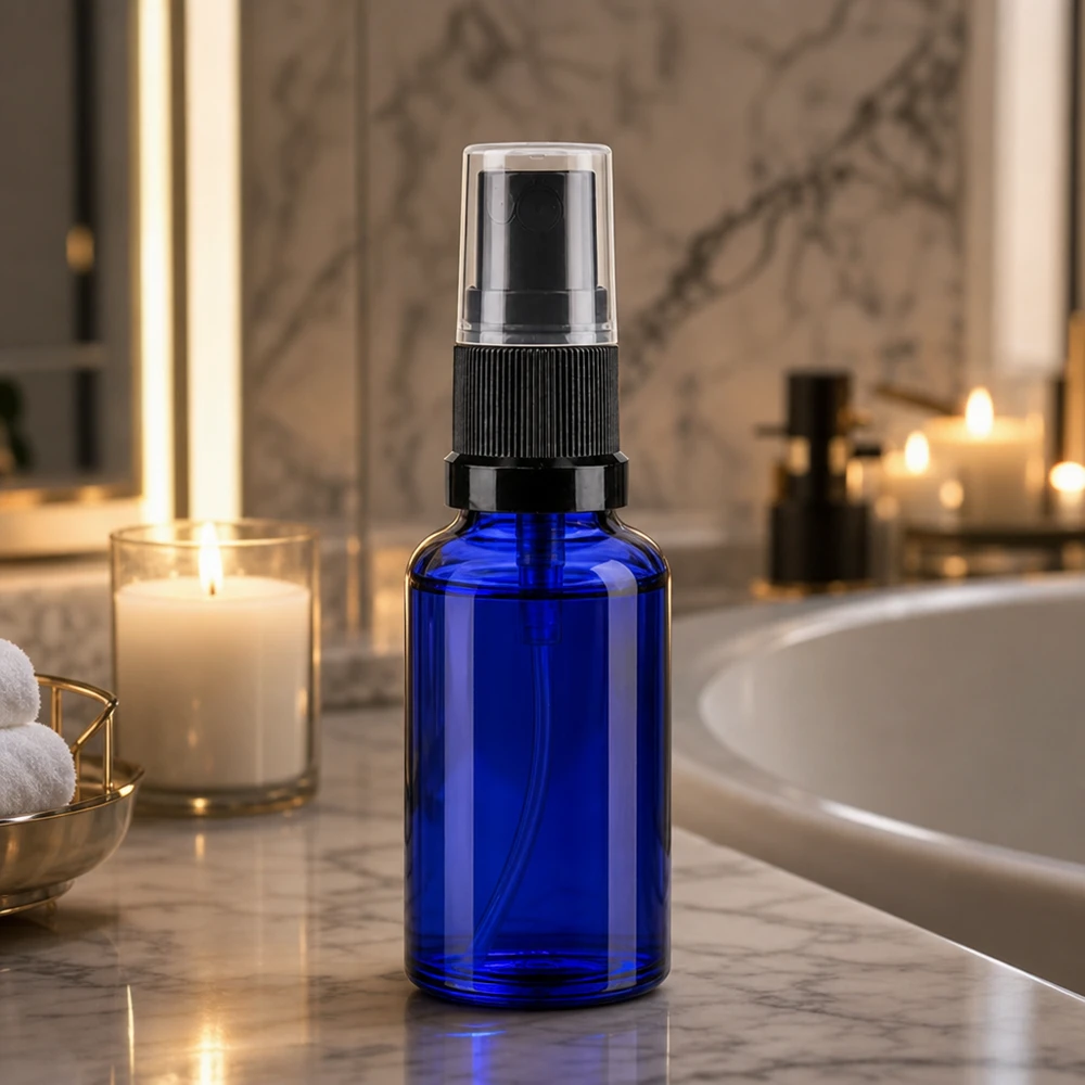 Frasco de farmácia azul 20ml spray top preto Frasco de vidro azul de 20 ml com pulverizador, num ambiente de casa de banho em mármore