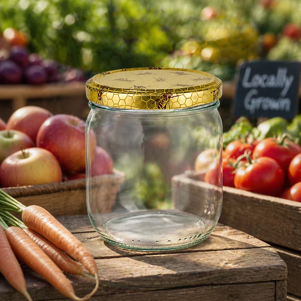 500g Honigglas mit Bienenwabe Deckel BasicSeal UNiTWIST Frasco de mel de 500 g vazio com tampa em forma de favo de mel sobre uma tábua de madeira entre legumes frescos do mercado dos agricultores