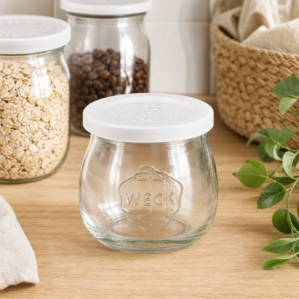 Frasco de tulipas WECK 75ml RR40 vazio na cozinha com frascos de arrumação para aveia, café em grão e decoração com cesto de vime