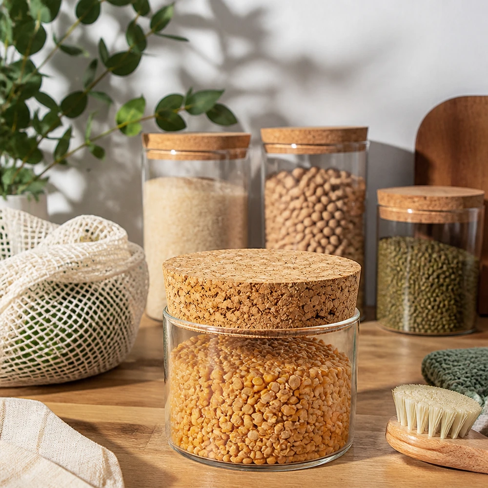 Frascos de arrumação sustentáveis com tampas de cortiça e rolha de cortiça WECK RR40 em cozinha moderna arrumação zero resíduos cortiça natural