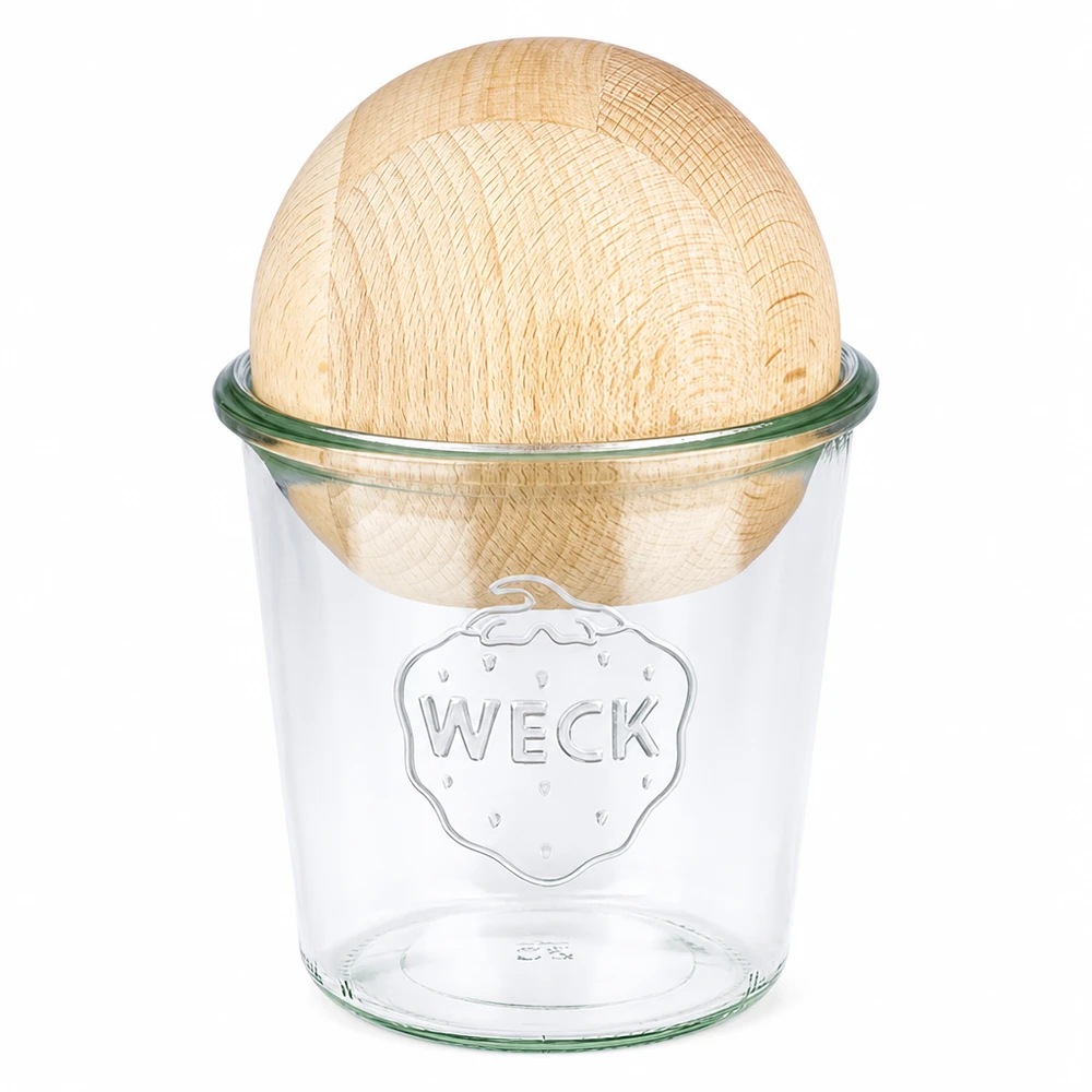 Copos WECK 580ml RR100 com tampa esférica em madeira de faia sobre fundo branco
