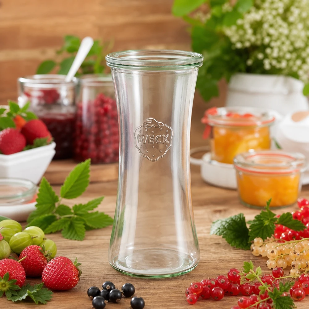 Frasco para charcutaria de 700ml com tampa de vidro WECK RR80 Frasco de charcutaria WECK 700ml RR80 com bagas frescas e compotas numa mesa de madeira - frasco de conservação para compotas