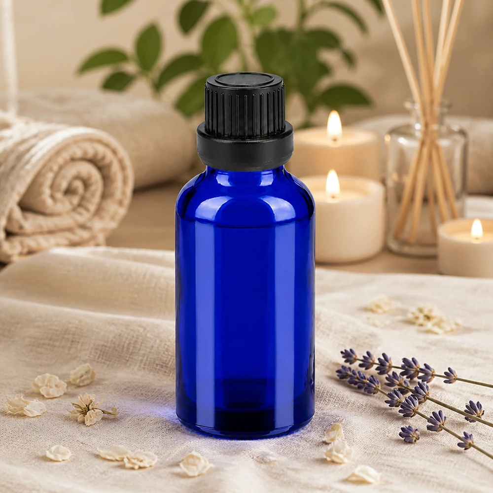Pequeno frasco de aromaterapia de 30 ml em azul-cobalto elegante com uma prática tampa com conta-gotas
