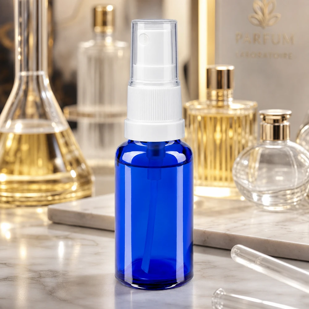 Frasco de farmácia azul 20ml spray acessório branco Frasco de spray de farmácia azul de 20 ml com pulverizador branco, em frente a um cenário de laboratório de perfumes