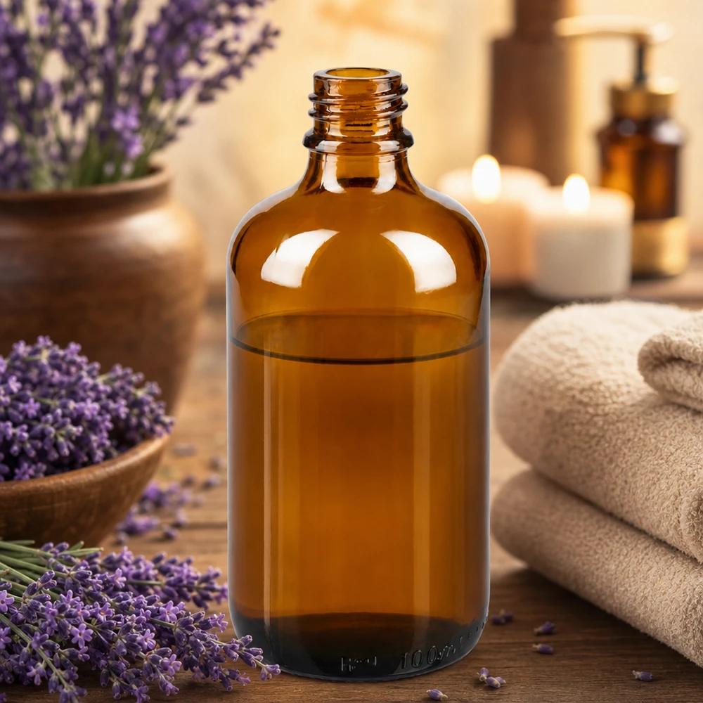 Frasco de vidro castanho ApoGlas de 100 ml com lavanda e toalhas numa atmosfera relaxante de spa