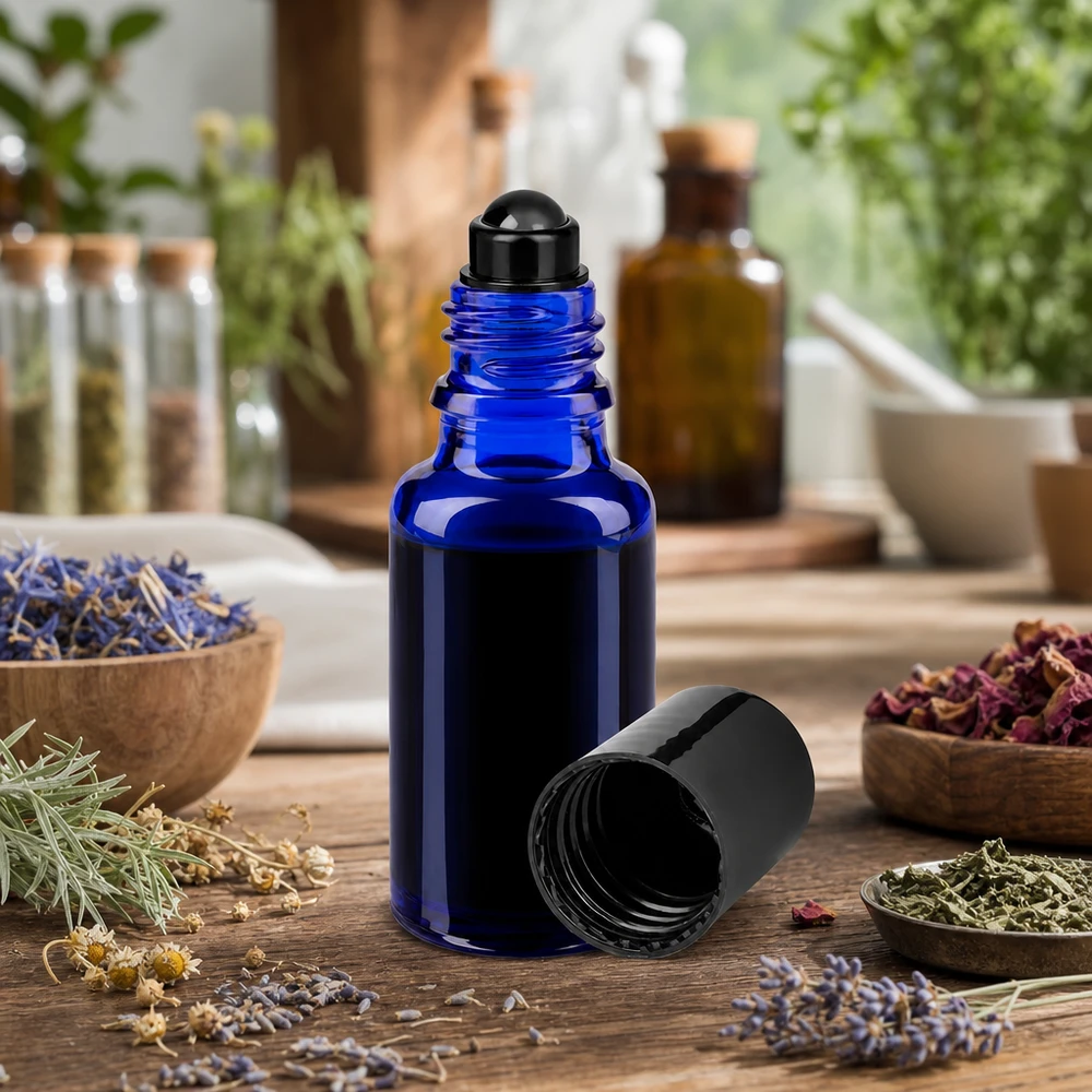 Frasco de farmácia azul 20ml tampa roll-on preto Frasco roll-on ApoGlas azul de 20 ml com aplicador esférico preto e decoração com ervas