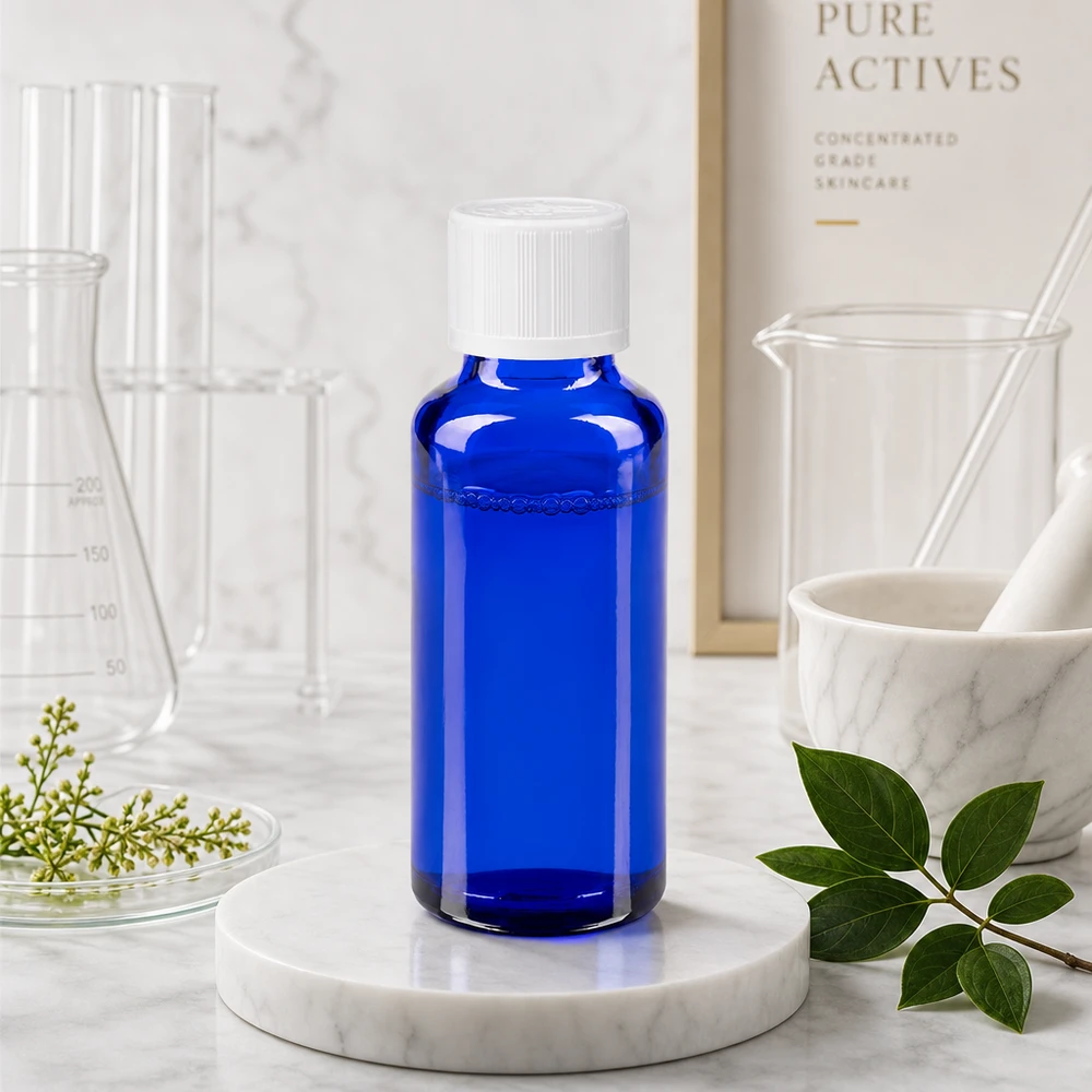 Frasco de laboratório azul de 30 ml com tampa de segurança branca, assente sobre uma base de mármore, entre aparelhos de vidro científicos