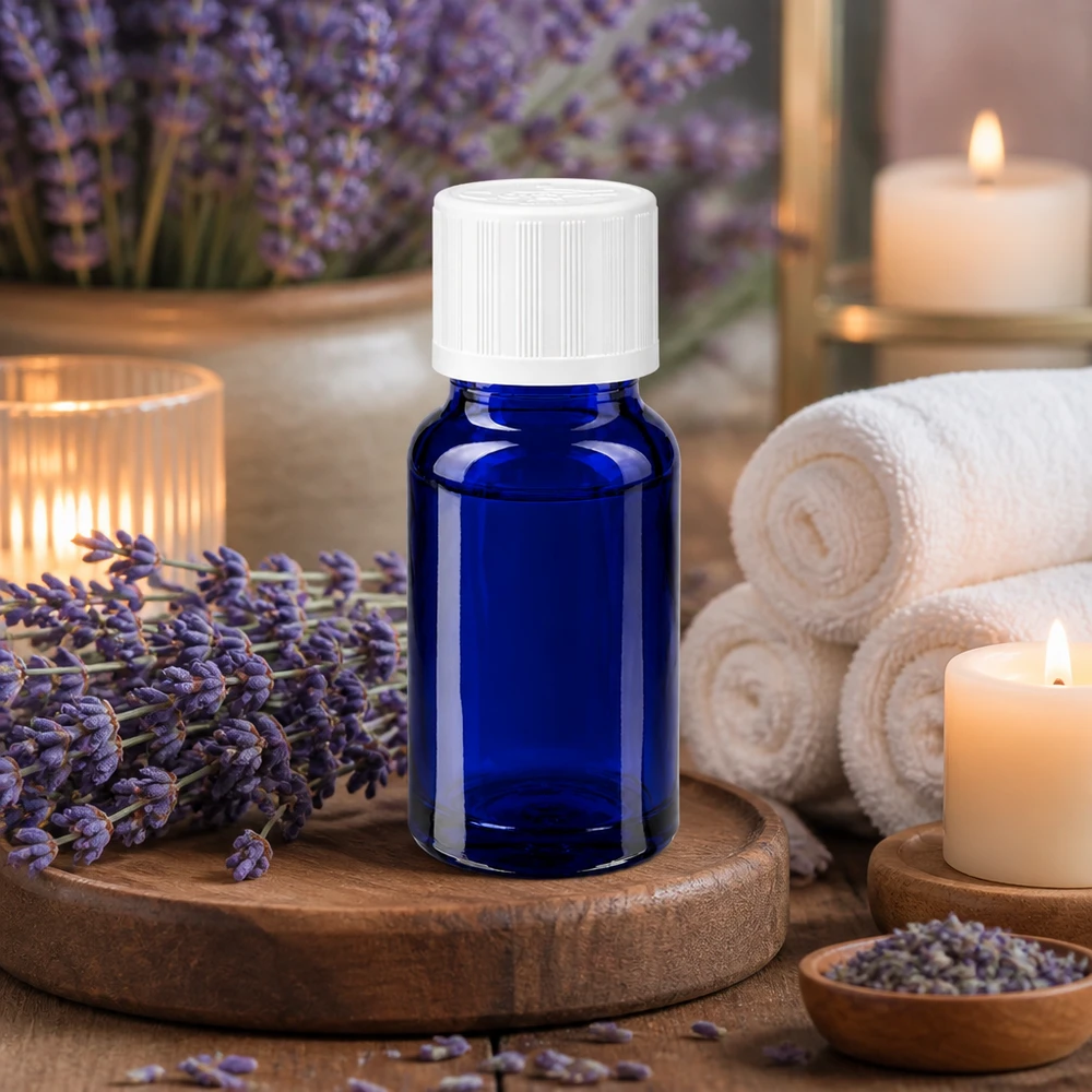 Frasco de farmácia azul 10ml tampa de rosca branca padrão resistente a crianças Frasco de vidro azul de 10 ml com tampa de segurança para crianças branca, entre flores de lavanda e velas