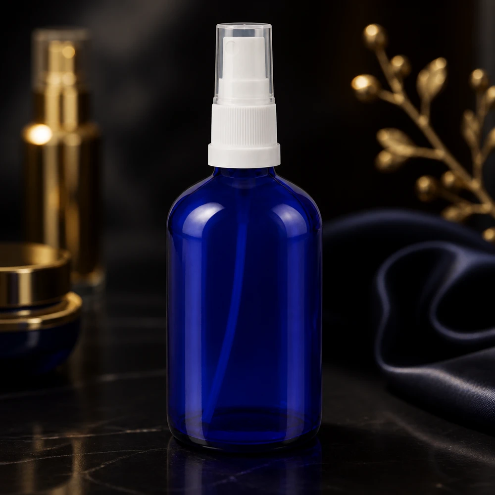 Frasco de vidro azul cobalto de 100 ml com pulverizador branco e tampa protetora transparente