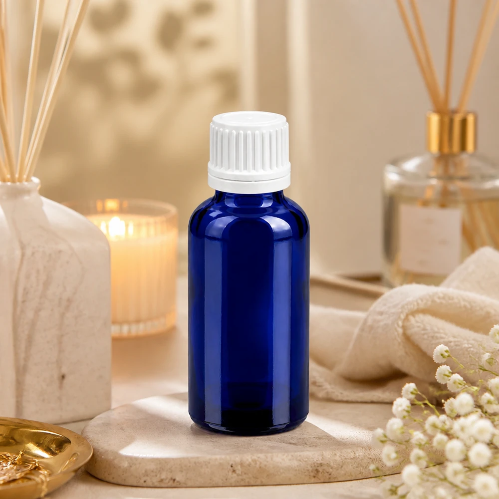 Frasco compacto de 30 ml em vidro azul com proteção UV e tampa branca para líquidos sensíveis