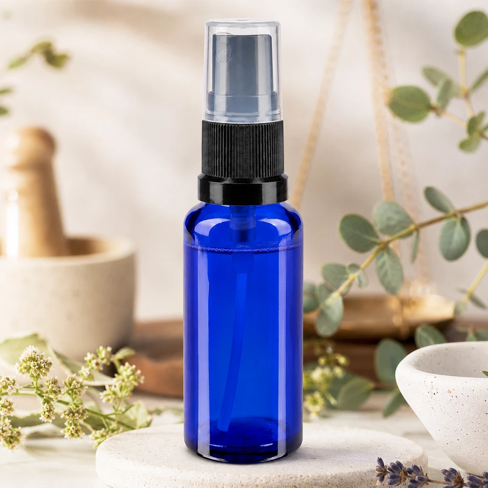 Pequeno frasco pulverizador de 30 ml em vidro de farmácia azul cobalto com pulverizador de rosca preto