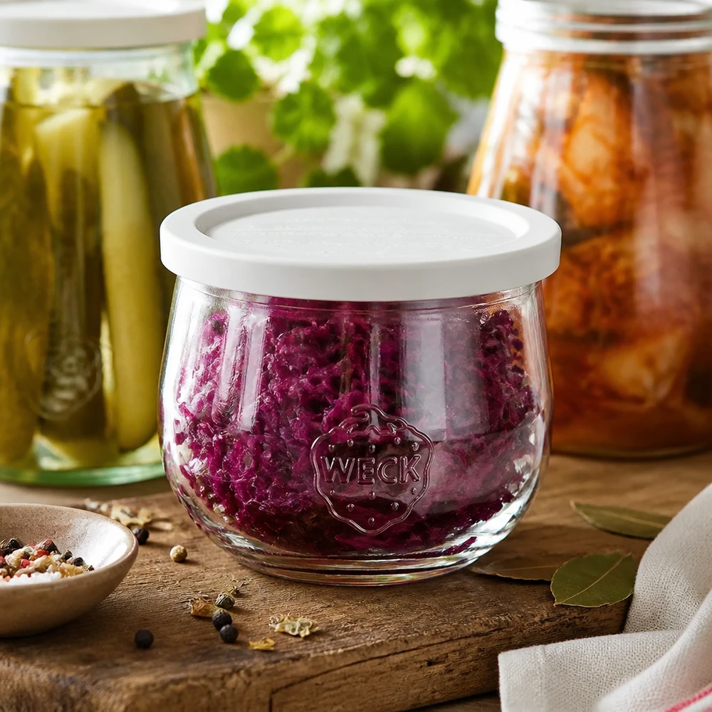 Frasco tulipa de 580ml com tampa WECK RR100 WECK Tulpenglas 580ml RR100 mit Rotkraut gefüllt zwischen eingelegten Gurken und Kimchi für Fermentierung und Konservier