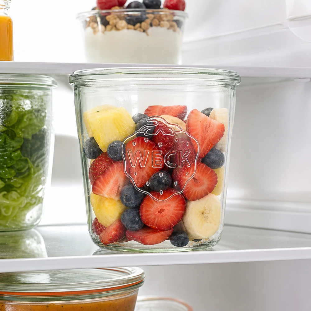 Copos de vidro de 580 ml WECK RR100 Copos WECK 580ml RR100 cheios de fruta fresca para guardar alimentos no frigorífico