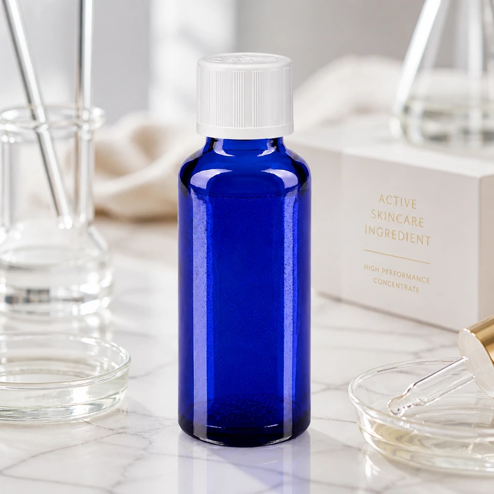 Frasco de vidro de farmácia de 30 ml em azul cobalto com tampa de segurança para crianças branca, num ambiente de laboratório