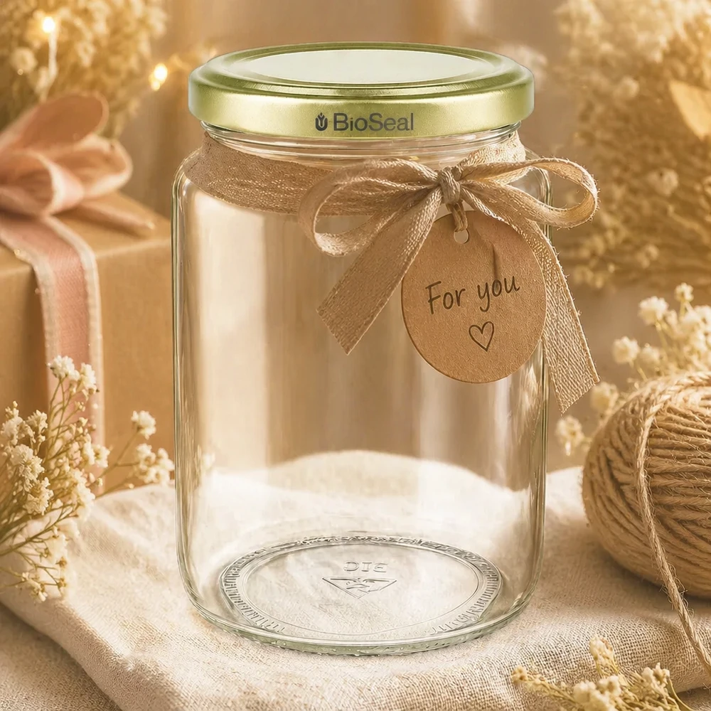 Frasco de mel BioSeal de 1000 g para oferta, decorado com um laço dourado e um pendente com um design rústico
