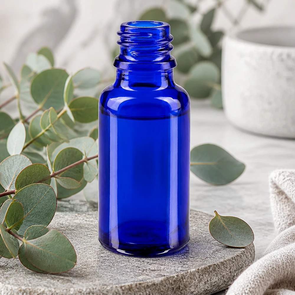Pequeno frasco de farmácia de 20 ml em azul brilhante feito de ApoGlas robusto para uso diário