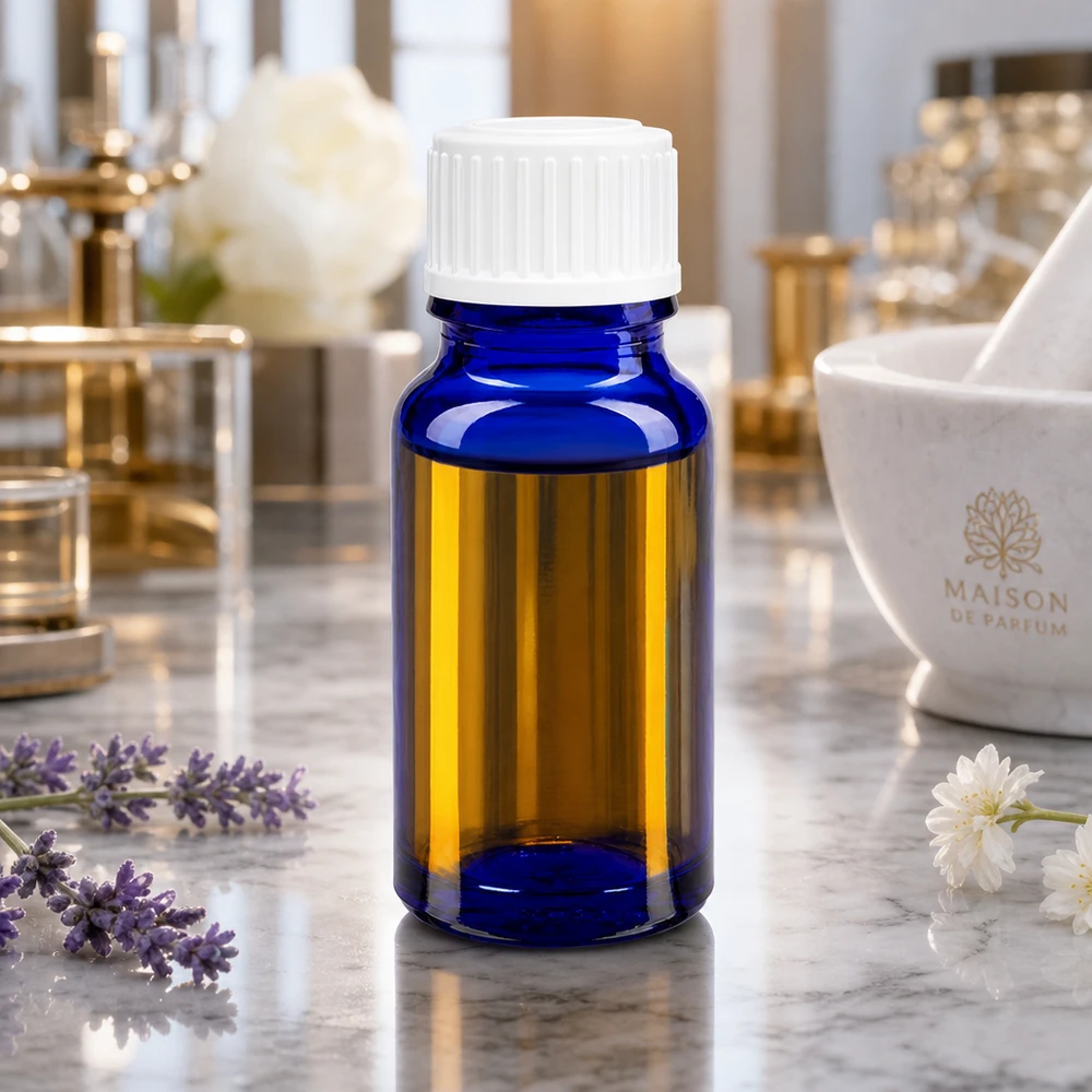 Frasco de farmácia azul de 10 ml com tampa branca padrão, ao lado de flores de lavanda e de um almofariz