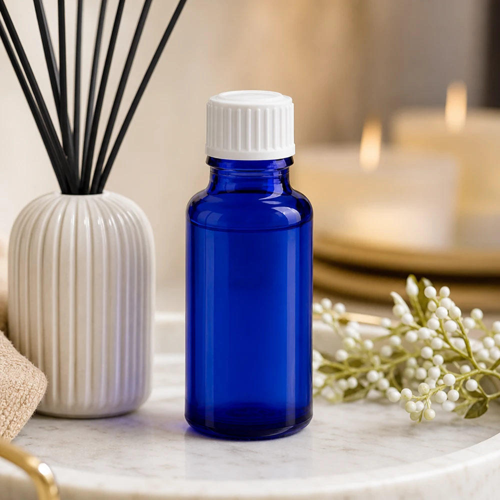 Frasco de farmácia azul de 20 ml com tampa branca padrão sobre uma bandeja de mármore
