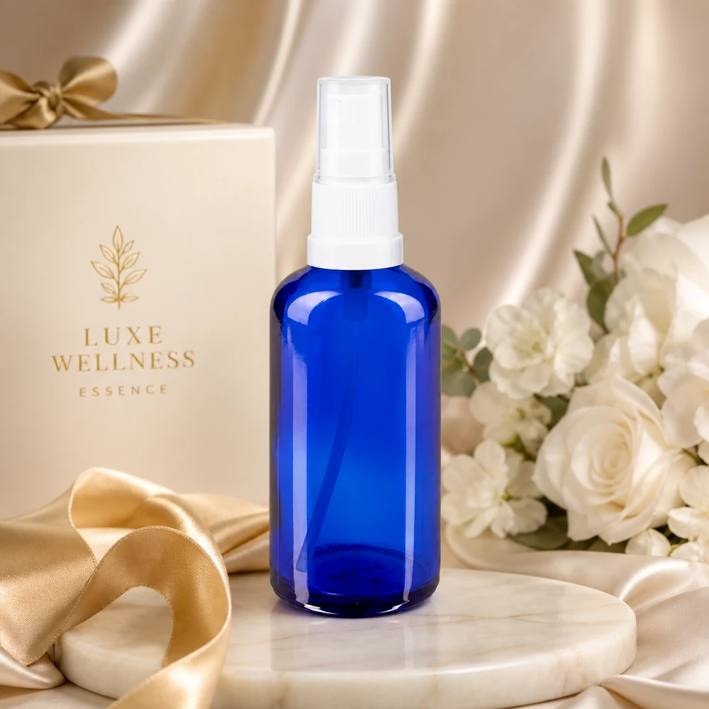 Frasco de farmácia azul 50ml spray top branco Frasco de vidro azul cobalto de 50 ml com pulverizador branco, contra um elegante fundo de caixa de presente