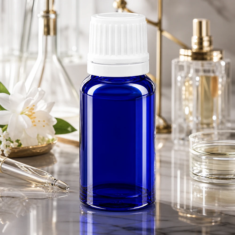 Frasco conta-gotas ApoGlas azul de 10 ml com tampa de segurança para crianças branca sobre fundo de mármore
