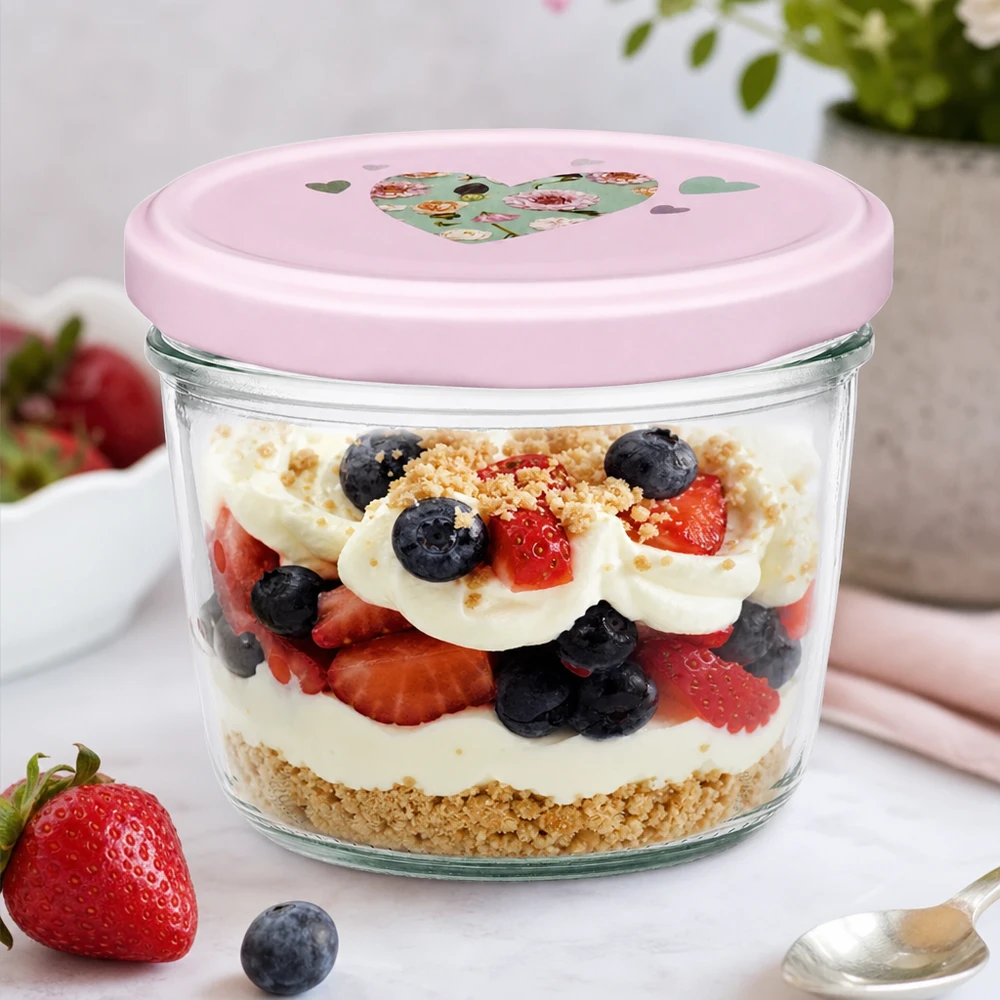 Copos de vidro de 230 ml + tampa BasicSeal cor-de-rosa UNiTWIST Frasco cor-de-rosa de 230 ml em forma de coração com sobremesa de frutos silvestres sobremesa em camadas iogurte morangos mirtilos biscoito base sobremesa