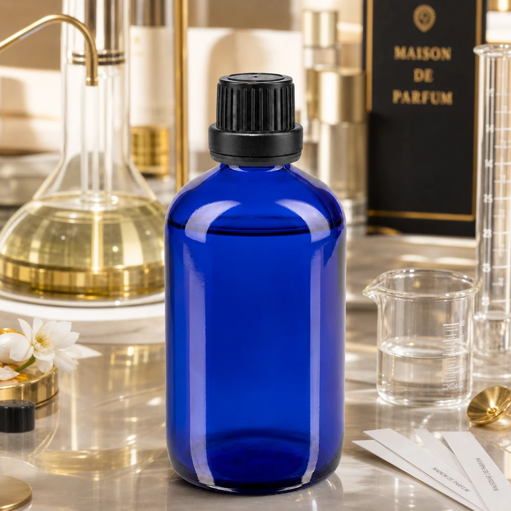 Frasco de farmácia azul 100ml tampa de rosca preta fecho inviolável Garrafa de vidro azul de 100 ml com tampa conta-gotas num ambiente de perfumaria com copo de vidro
