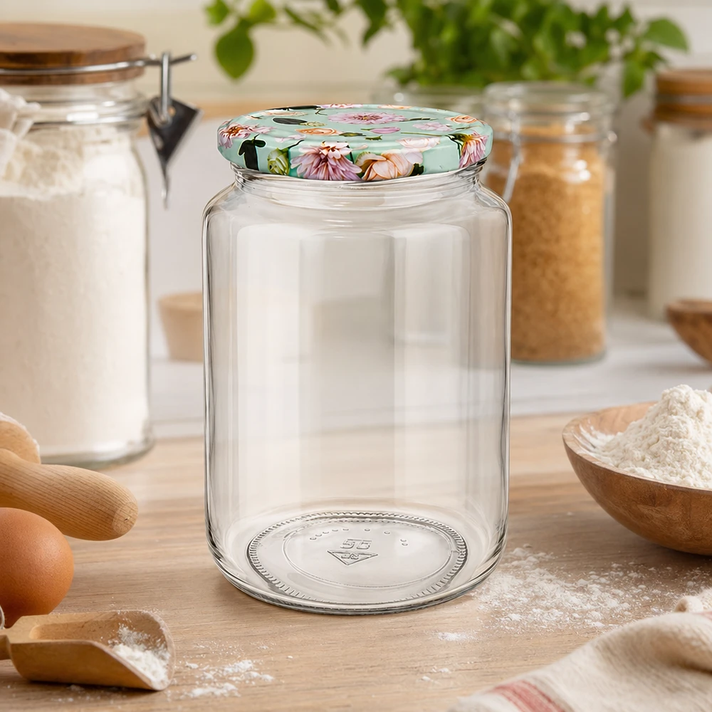 Frasco redondo de 795 ml com tampa floral BasicSeal hortelã na cozinha de pastelaria, farinha e ingredientes de pastelaria na bancada de madeira