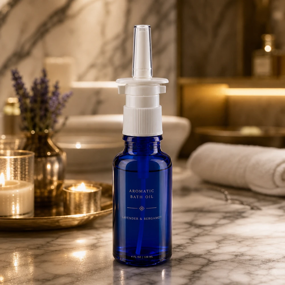 Frasco de farmácia azul 20ml atomizador nasal branco standard Frasco de farmácia para spray nasal de 20 ml em azul cobalto com bico dosador branco, num ambiente de casa de banho luxuoso