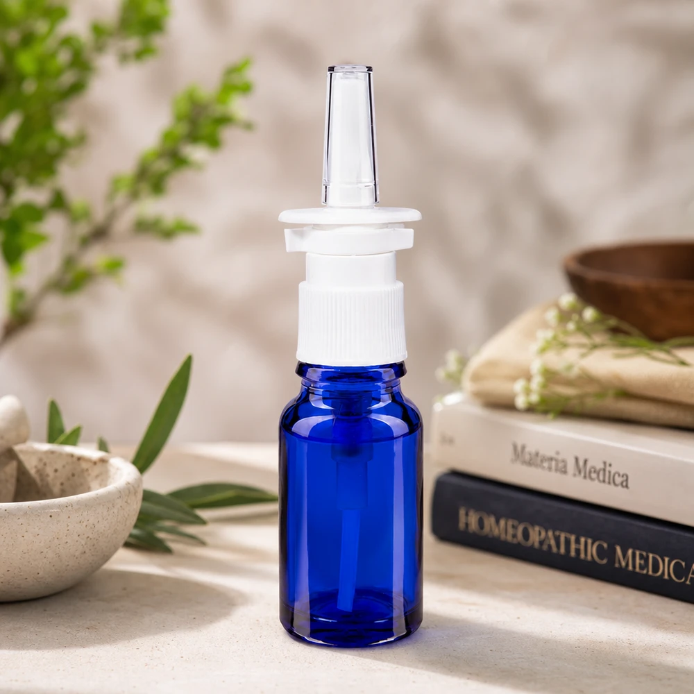 Frasco farmacêutico azul cobalto de 10 ml com bico de pulverização nasal ergonómico em plástico branco