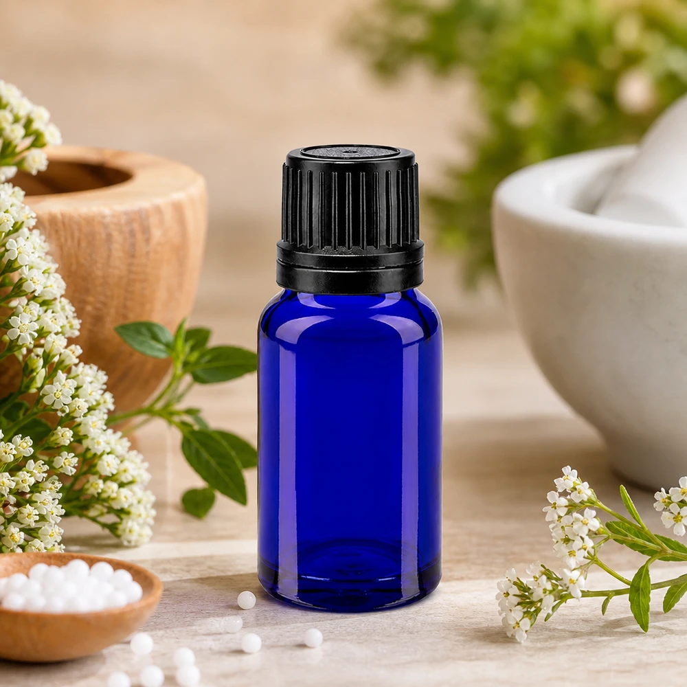 Frasco de farmácia azul 10ml tampa de rosca preta anel de vazamento fecho inviolável Frasco de vidro de farmácia azul de 10 ml com tampa OV preta, entre flores brancas e um almofariz