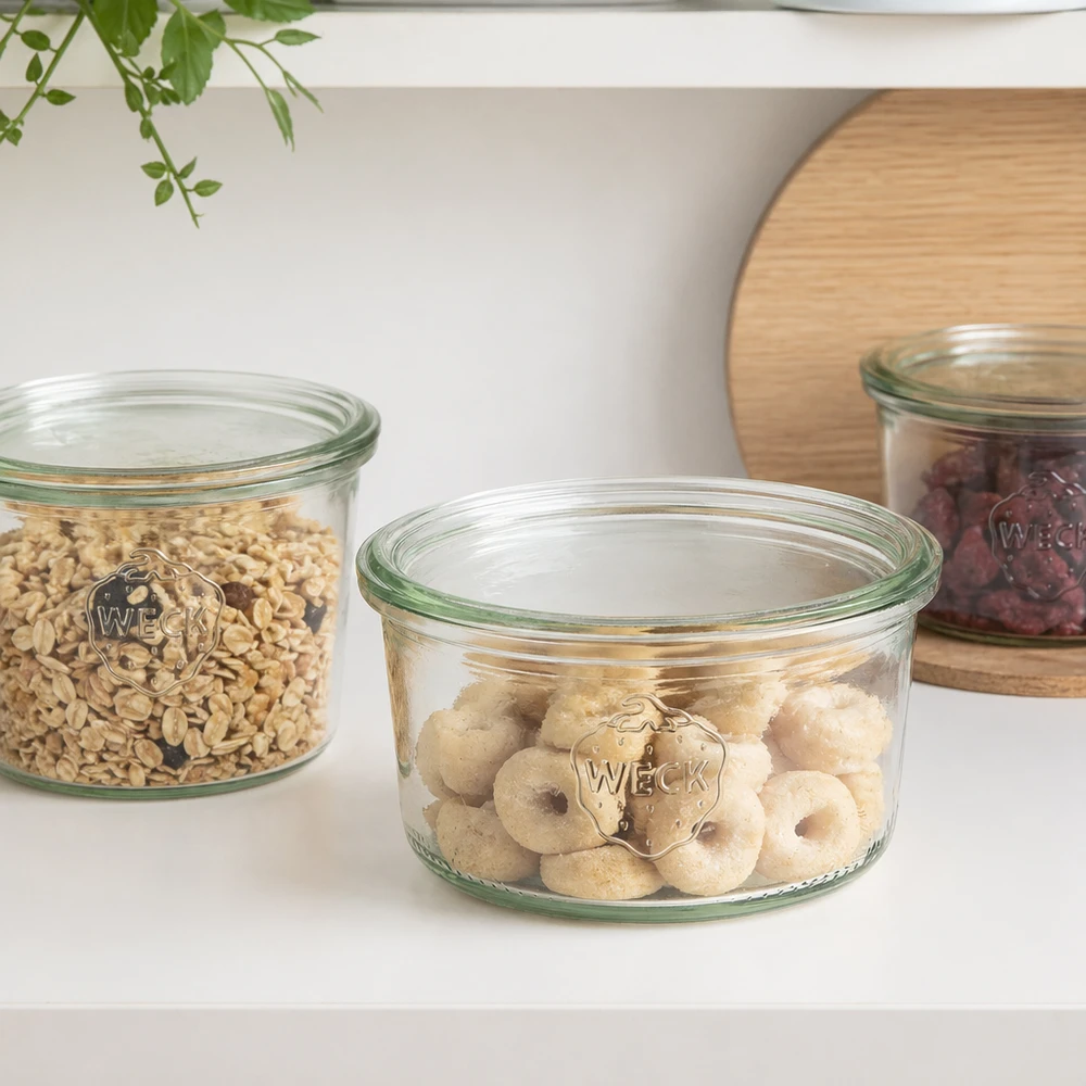 Frasco de vidro WECK RR80 de 165 ml Frasco de vidro WECK 165ml RR80 cheio de donuts ao lado de outros frascos de arrumação com muesli e frutos secos na cozinha branca