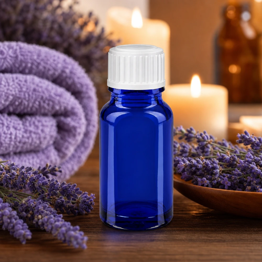 Frasco de farmácia azul 10ml tampa de rosca branco globules standard Frasco de vidro azul de 10 ml com tampa branca, rodeado por flores de lavanda e velas