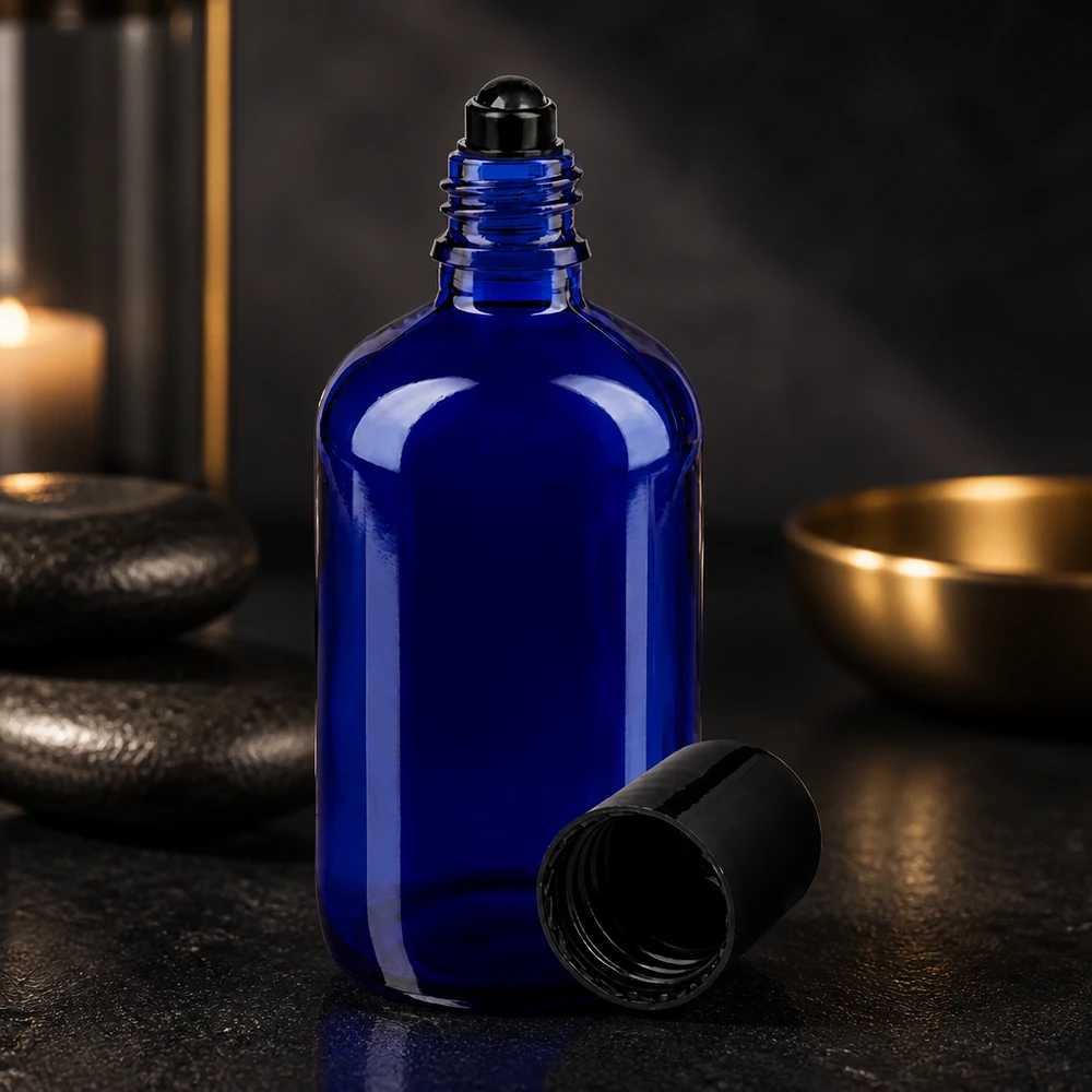 Frasco de farmácia azul 100ml tampa roll-on preta Frasco de farmácia azul cobalto de 100 ml com aplicador roll-on preto e tampa de rosca