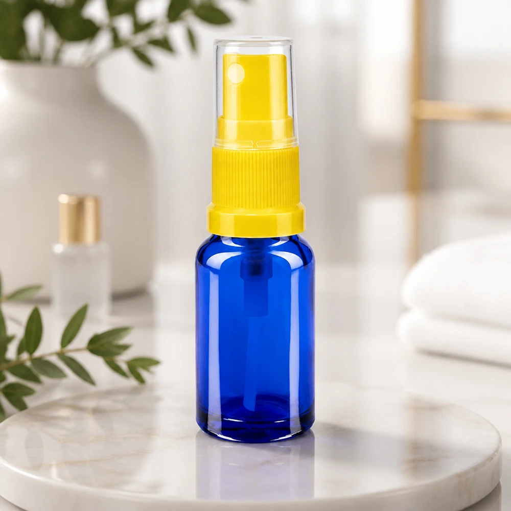 Pequeno frasco de farmácia azul de 10 ml com pulverizador amarelo, em vidro de proteção de alta qualidade