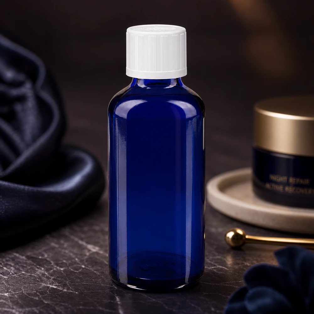 Frasco de farmácia azul 50ml tampa de rosca branca padrão resistente a crianças Frasco de farmácia azul cobalto de 50 ml com tampa de segurança para crianças branca sobre um fundo de mármore escuro
