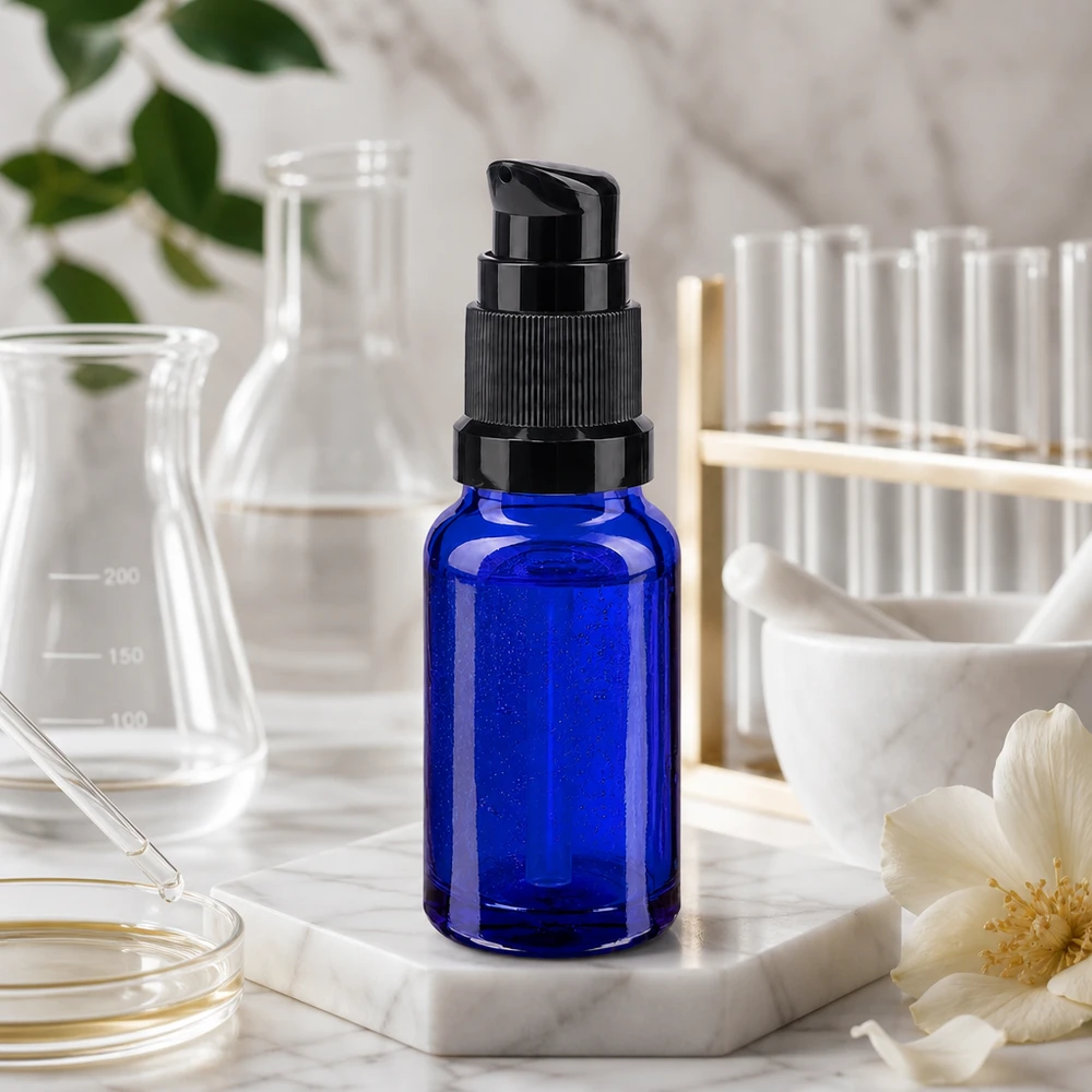 Frasco azul de 10 ml com bomba, em vidro de farmácia STD, com dispensador preto, num ambiente de laboratório
