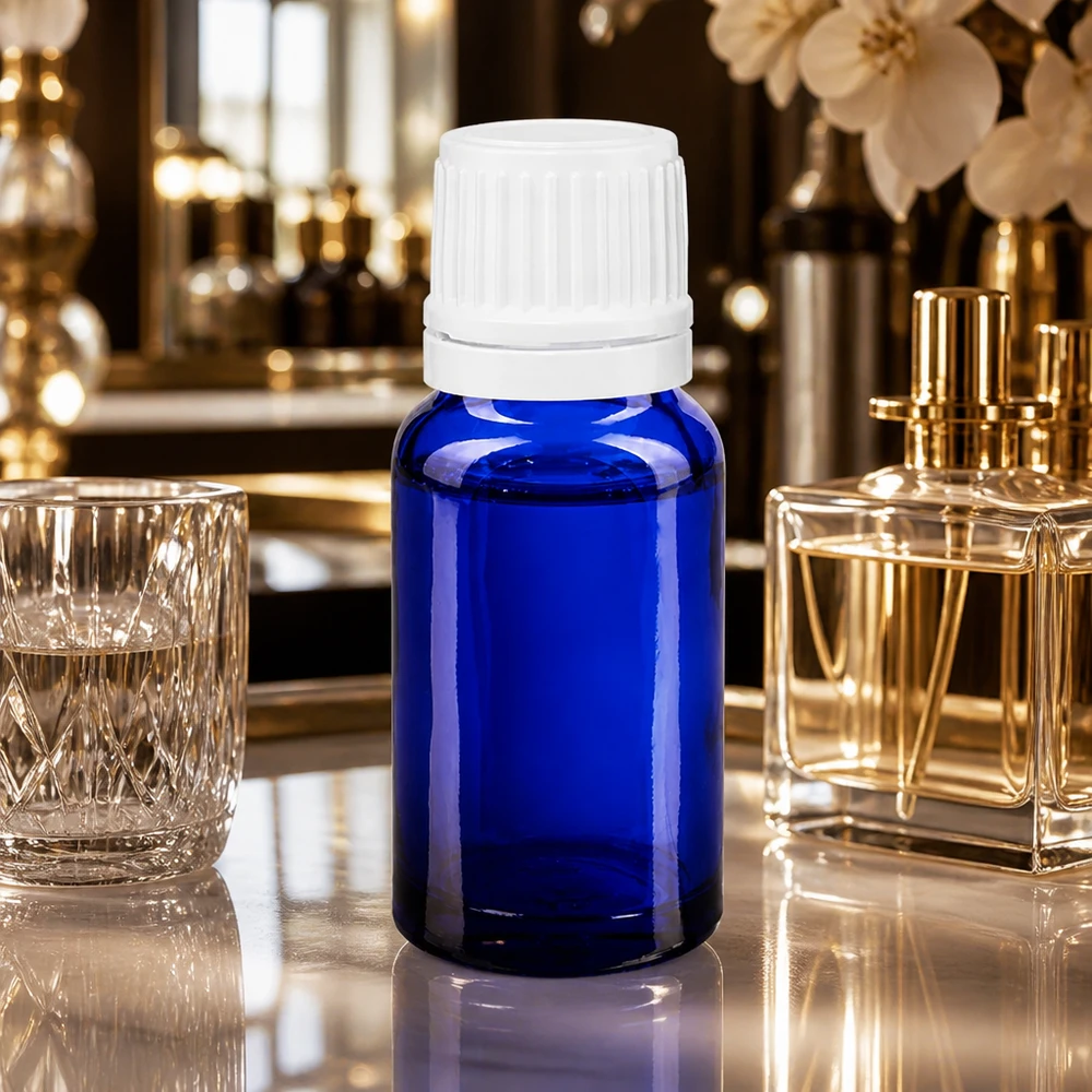 Frasco de farmácia azul 10ml tampa de rosca branca fecho inviolável Frasco de vidro de farmácia azul-escuro de 10 ml com tampa de rosca branca sobre uma mesa de mármore