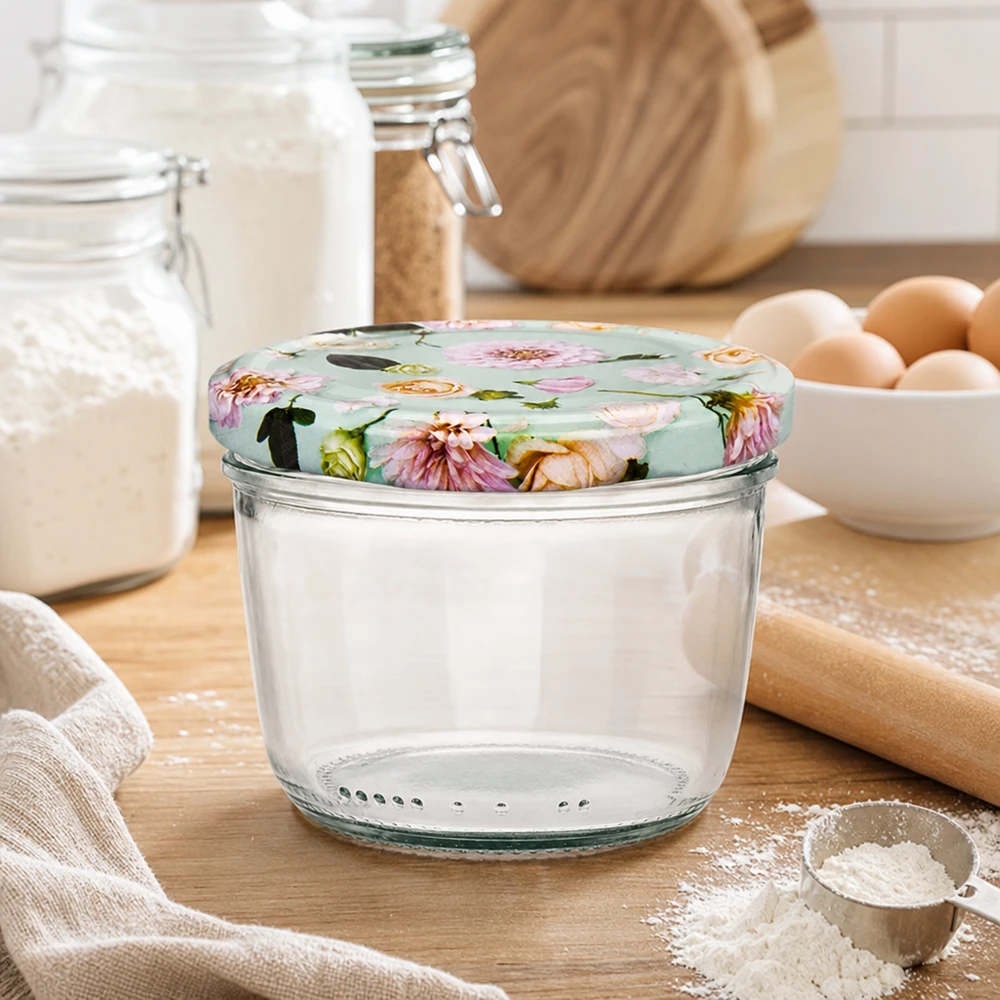 Copos de vidro de 230 ml + tampa BasicSeal flor de menta UNiTWIST Copos de 230 ml com tampa BasicSeal na cozinha quando está a cozinhar, rodeados de farinha, ovos e utensílios de cozinha