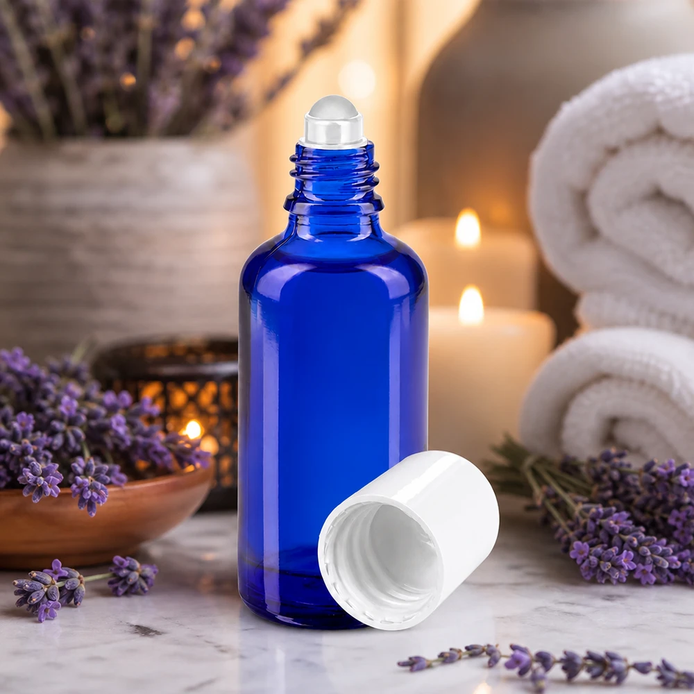 Frasco de farmácia azul 50ml tampa roll-on branca Frasco roll-on azul cobalto de 50 ml com esfera transparente em aço inoxidável e tampa de rosca branca em vidro de farmácia