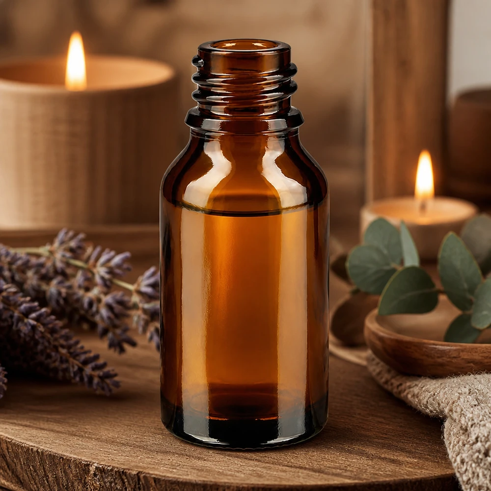 Frasco de farmácia castanho de 30 ml em forma alta ApoGlas vazio com pinhas e ramos de eucalipto velas ambiente de bem-estar