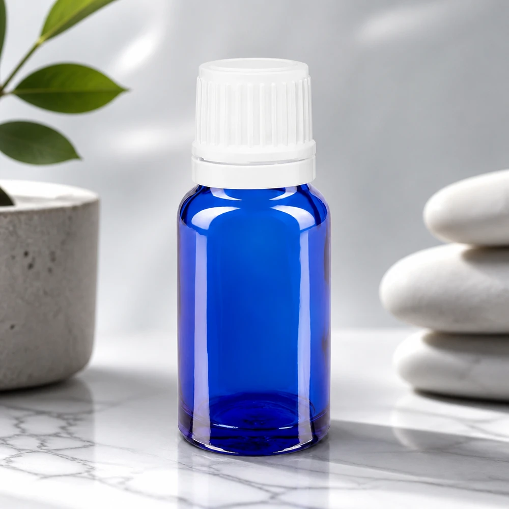 Frasco conta-gotas ApoGlas azul de 10 ml com tampa de segurança para crianças branca sobre fundo de mármore