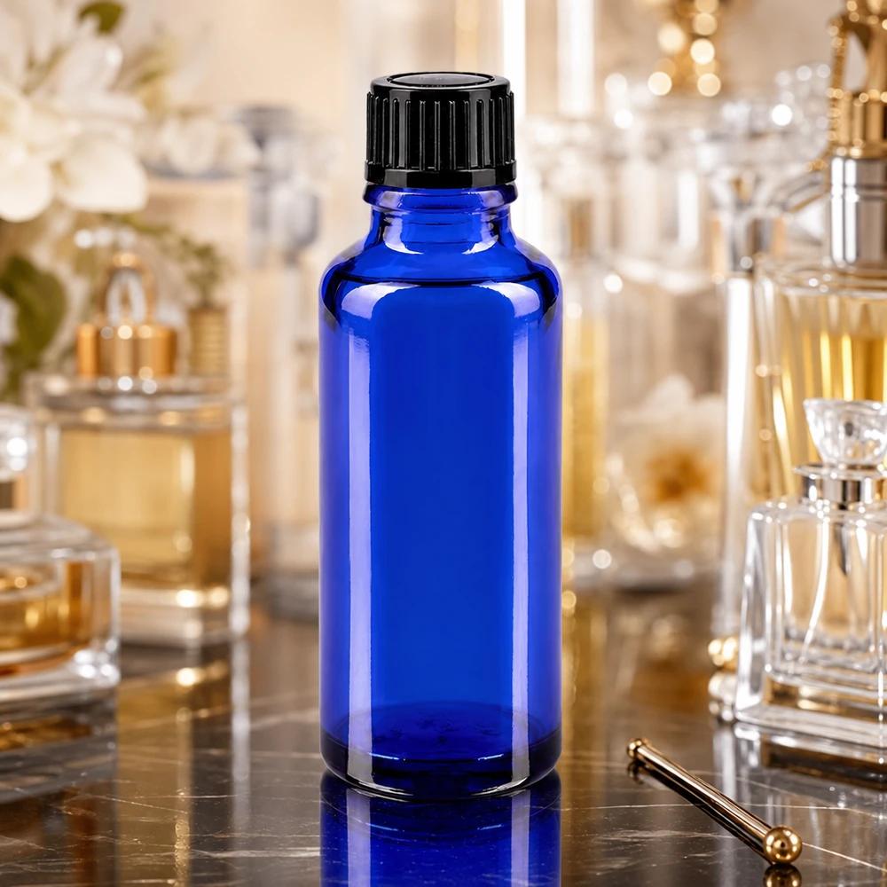 Pequeno frasco de vidro azul de 30 ml com tampa de rosca preta, semelhante aos elegantes frascos de perfume