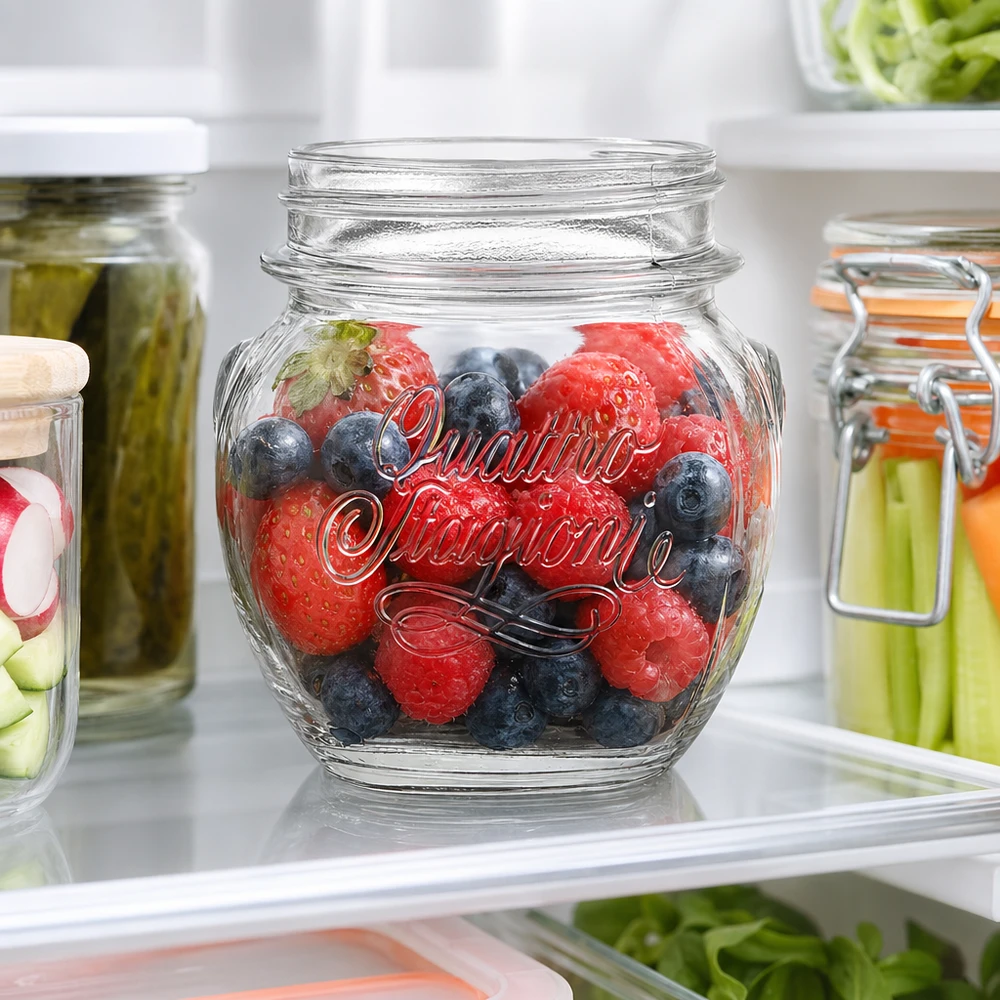 Frasco doméstico Quattro Stagioni de 300 ml com bagas frescas no frigorífico para guardar alimentos e preparar refeições